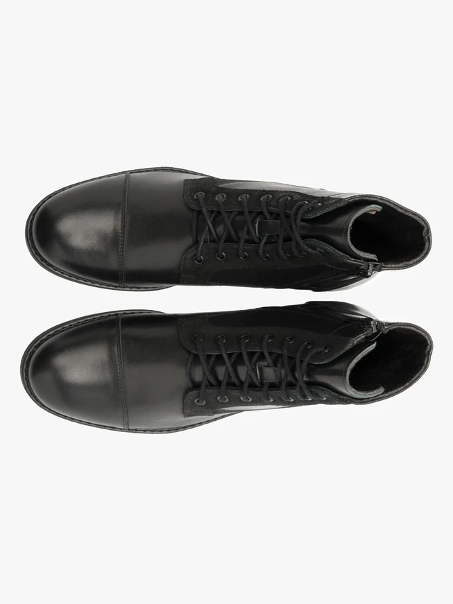 Schwarze Stiefel mit Ziernähten