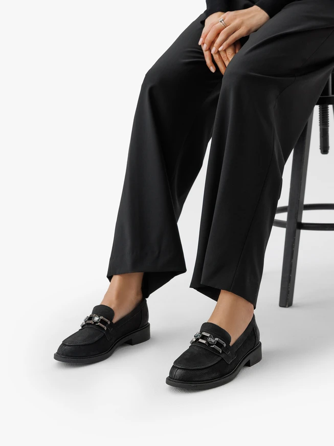Schwarze elegante Mokassins mit Kette