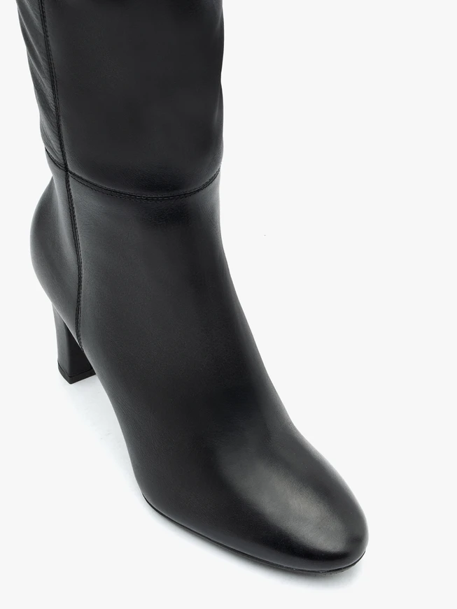 Schwarze hochhackige Stiefel aus genarbtem Leder