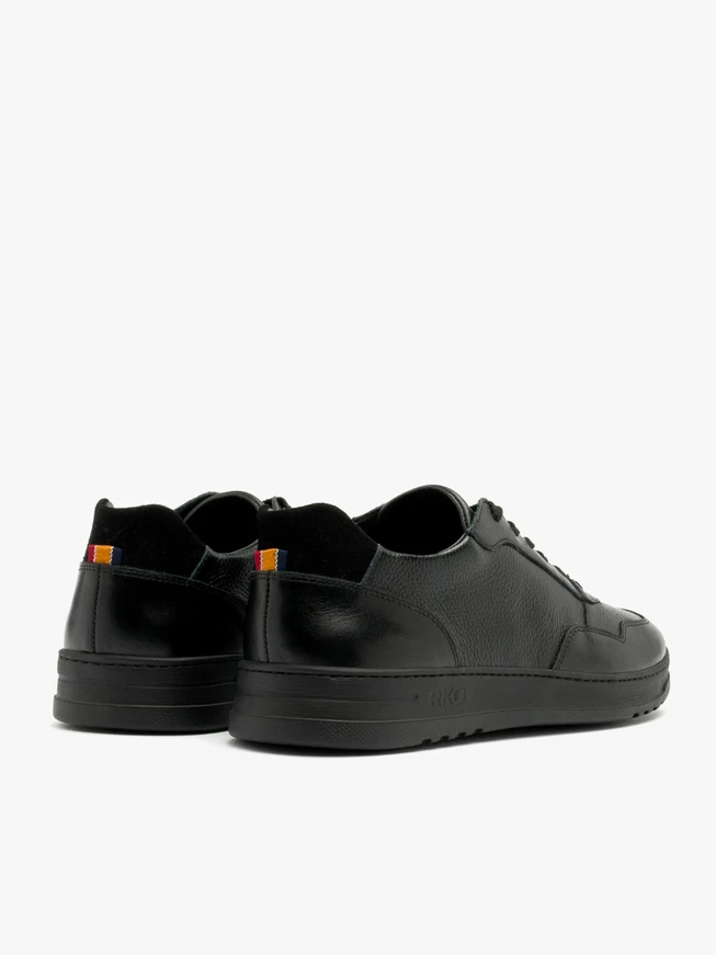 Schwarze halbe Sportschuhe