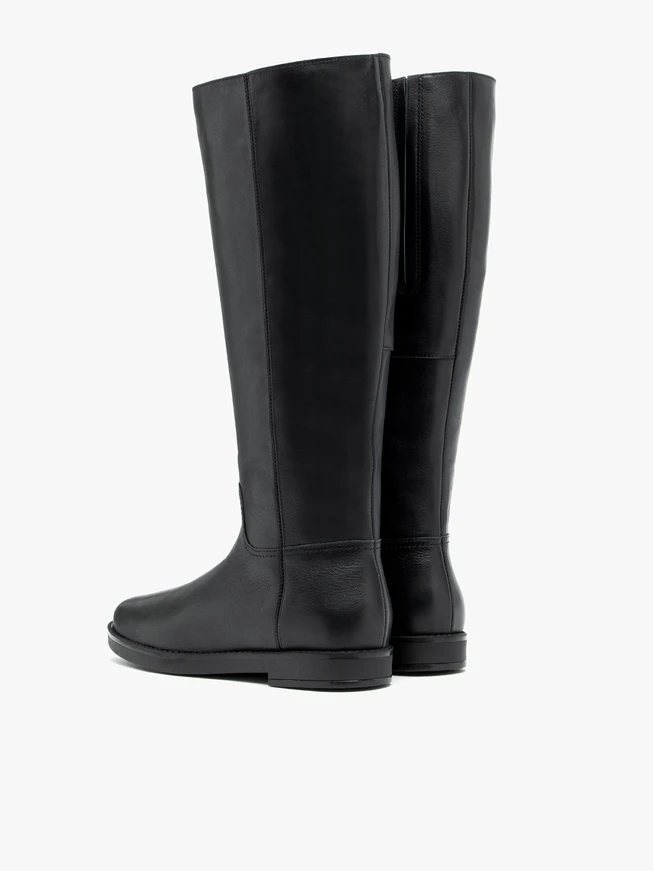 Schwarze flache Lederstiefel