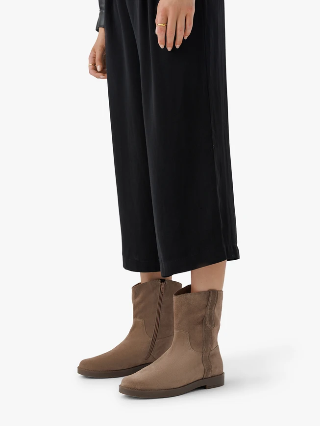 Hellbraune unbeheizte Velourslederstiefel