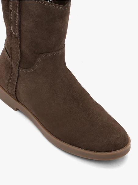 Flache Stiefel aus braunem Veloursleder