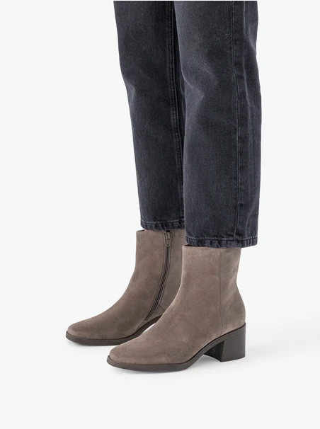 Stöckelschuhe aus grauem Veloursleder