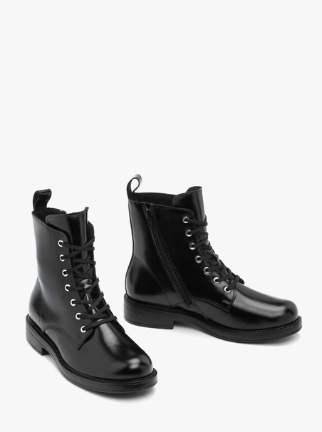 Schwarz genarbte Lederstiefel