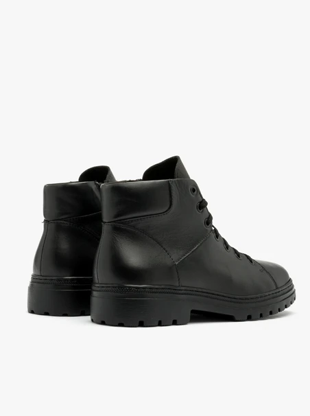 Black men’s boot with lightweight sole