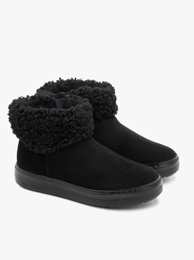 Schwarze Schneestiefel mit Fell