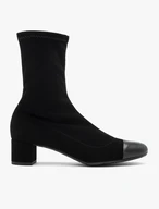 Schwarze Stiefel mit lackierter Zehe