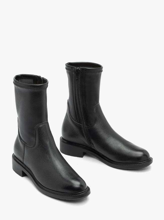 Black boots with R.FLY sole