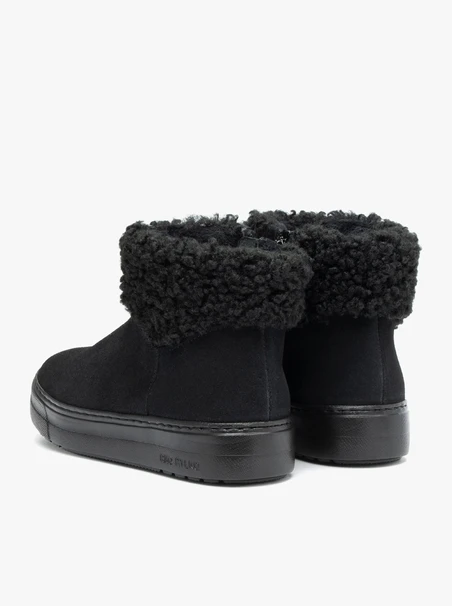 Women’s black fur snow boots