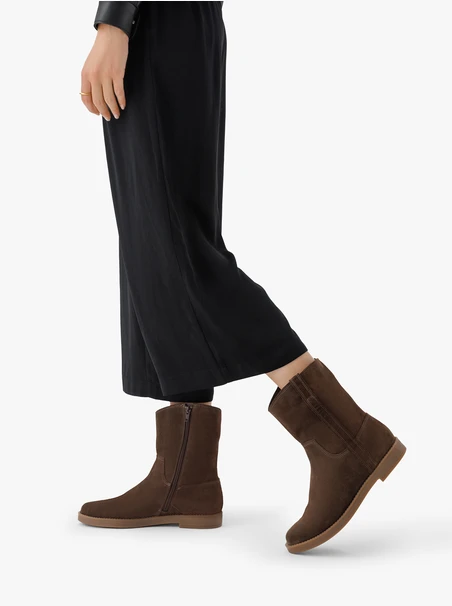 Flache Stiefel aus braunem Veloursleder