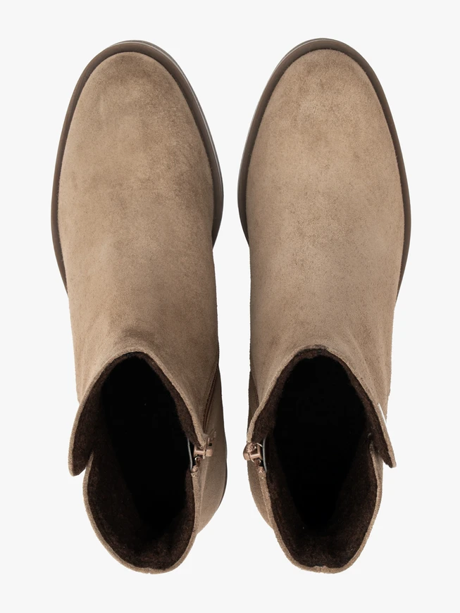Graubeige isolierte Stiefel