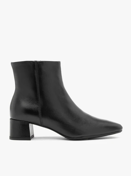 Schwarz genarbte Lederstiefel