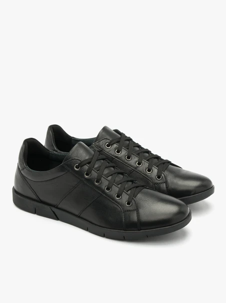 Schwarze halbe Sportschuhe