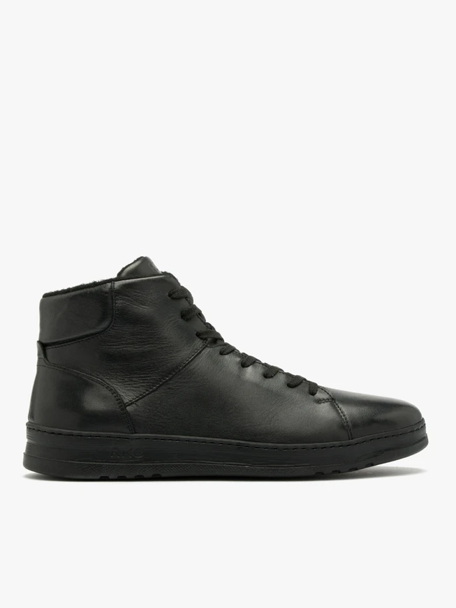 Schwarze Herrenstiefel mit leichter Sohle