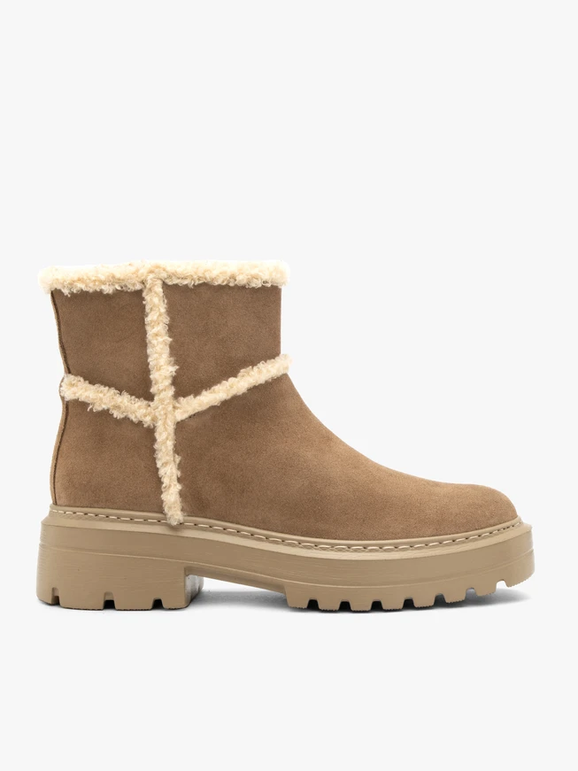 Women’s beige fur snow boots