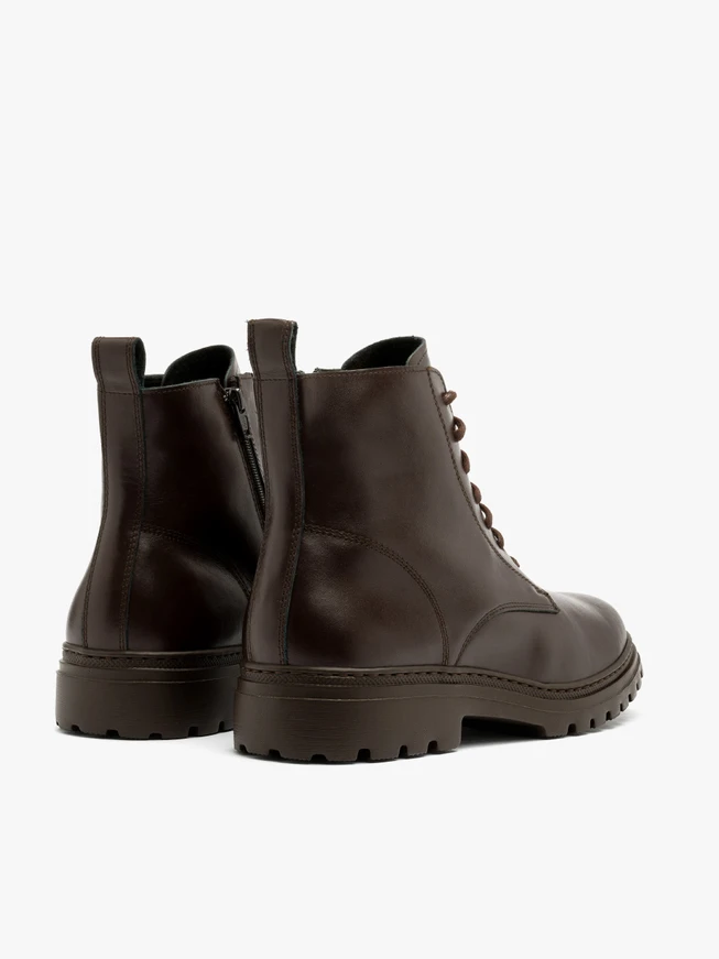 Dunkelbraune Herrenstiefel auf leichter Sohle