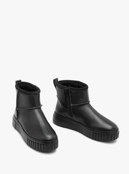 Schwarze kurze Schneestiefel