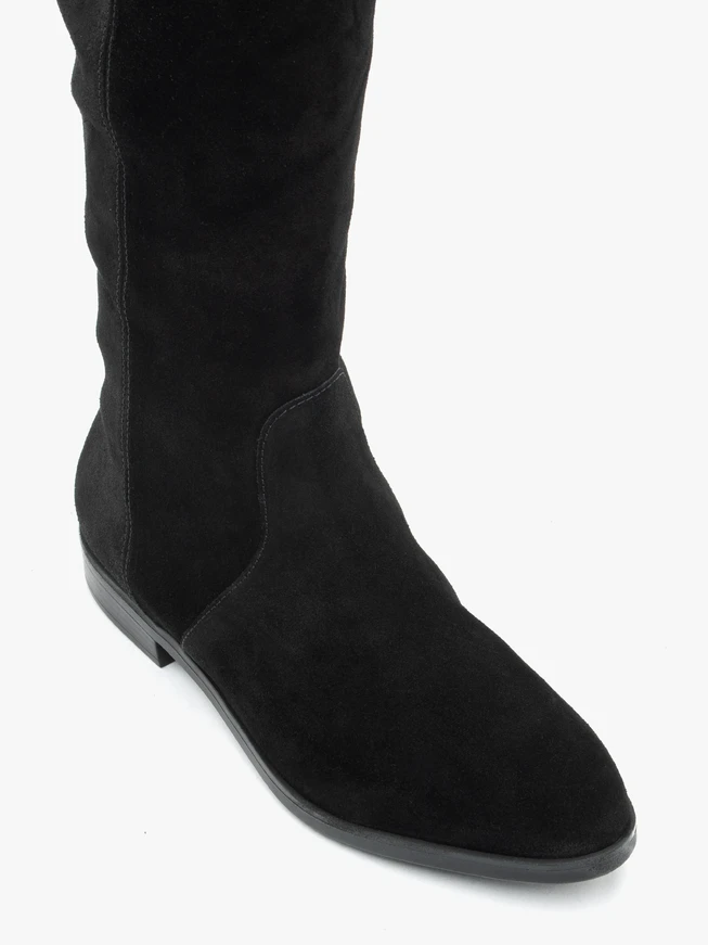 Flache Stiefel aus schwarzem Veloursleder
