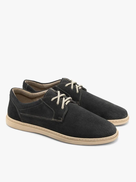 Graue Sportschuhe mit dekorativen Perforationen