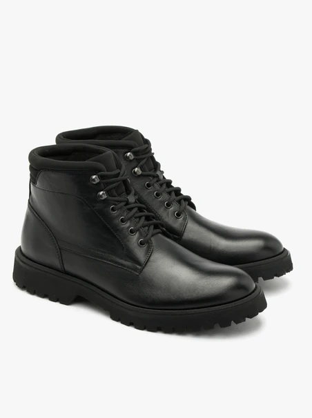 Schwarze Herrenstiefel mit leichter Sohle