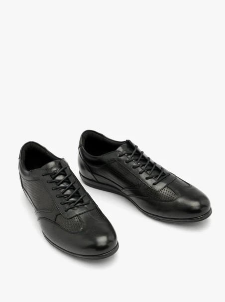 Schwarze Halbschuhe mit Perforationen auf dem Schaft