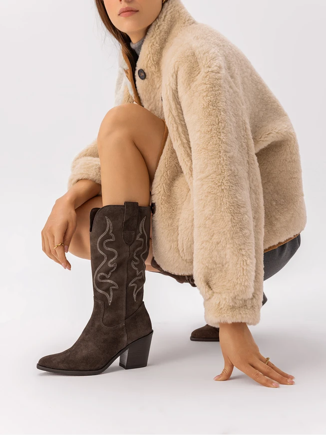 Braune genähte Cowboystiefel