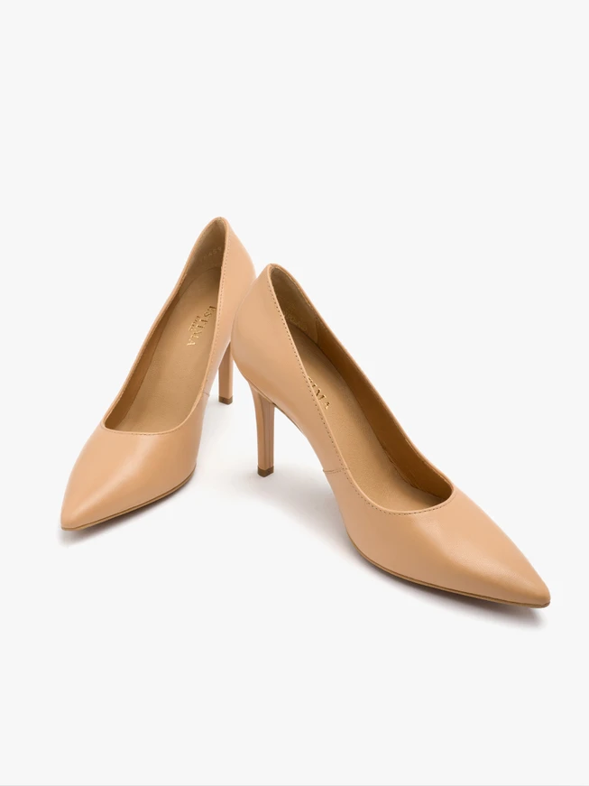 Beigefarbene hochhackige Pumps