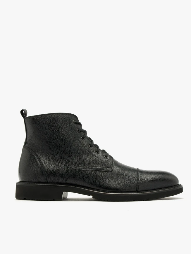 Schwarze Herrenstiefel mit leichter Sohle