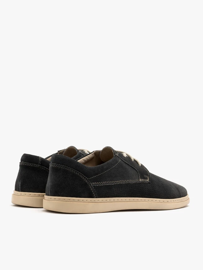 Graue Sportschuhe mit dekorativen Perforationen