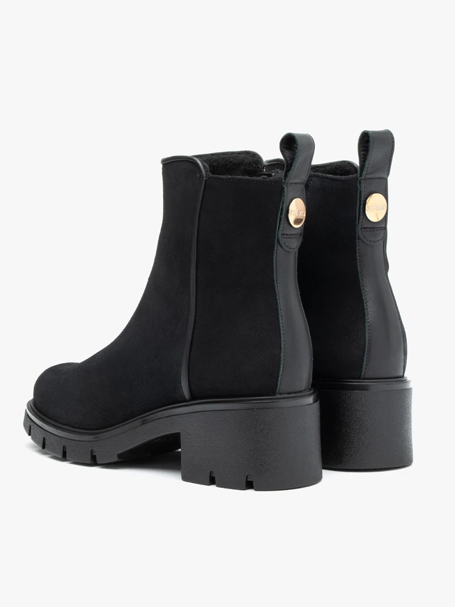 Schwarze Stiefel mit dickerem Boden