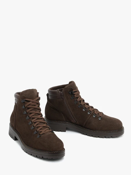 Dunkelbraune Stiefel aus Velours und genarbtem Leder