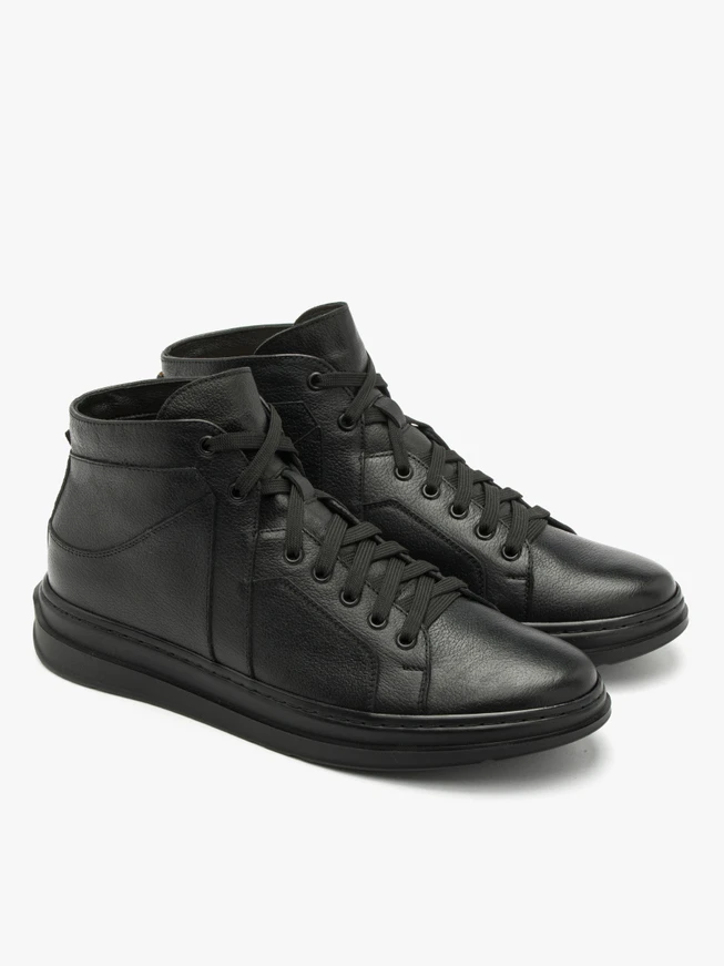 Schwarze Stiefel auf leichter Basis