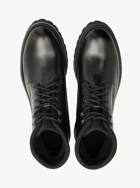 Schwarze Herrenstiefel mit leichter Sohle