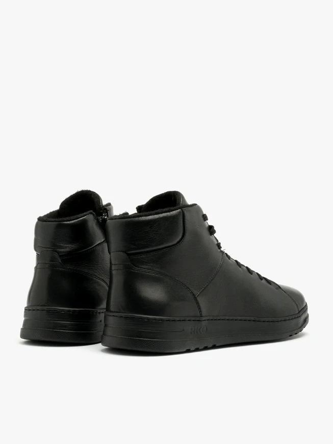 Schwarze Herrenstiefel mit leichter Sohle