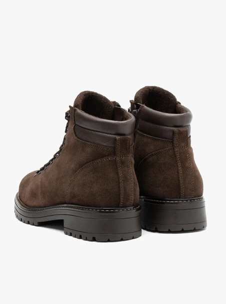 Dunkelbraune Stiefel aus Velours und genarbtem Leder