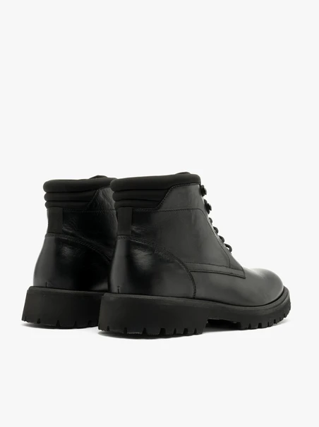 Schwarze Herrenstiefel mit leichter Sohle