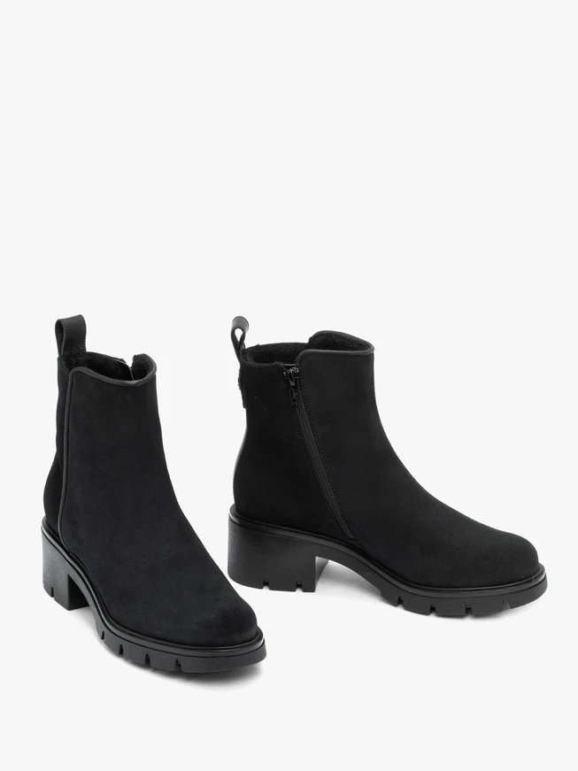 Schwarze Stiefel mit dickerem Boden