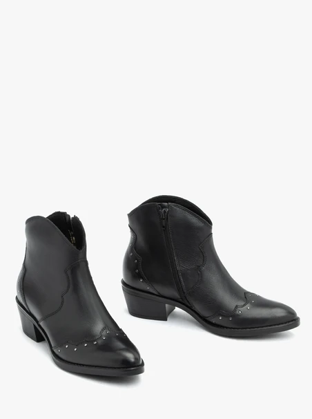 Schwarze kurze Cowboystiefel mit Nieten