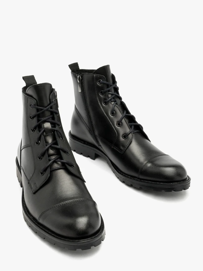 Isolierte Herrenstiefel aus schwarzer Wolle
