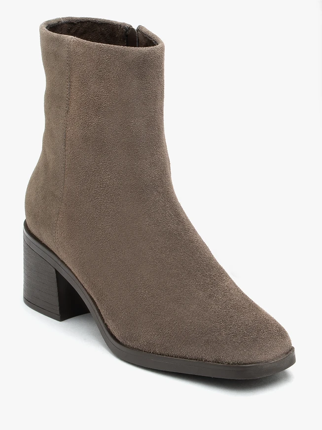 Stöckelschuhe aus grauem Veloursleder
