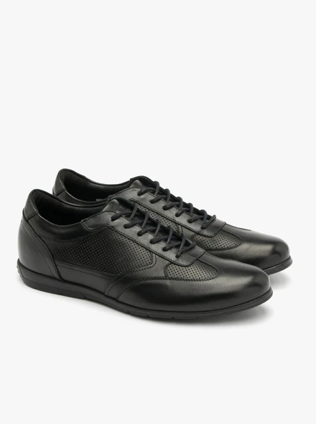 Schwarze Halbschuhe mit Perforationen auf dem Schaft