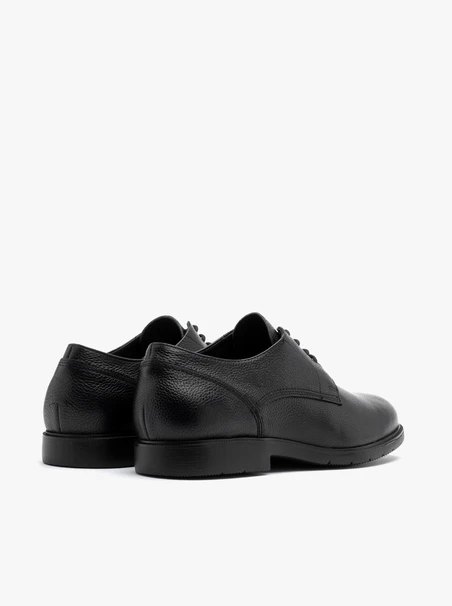 Black lightweight men’s shoe