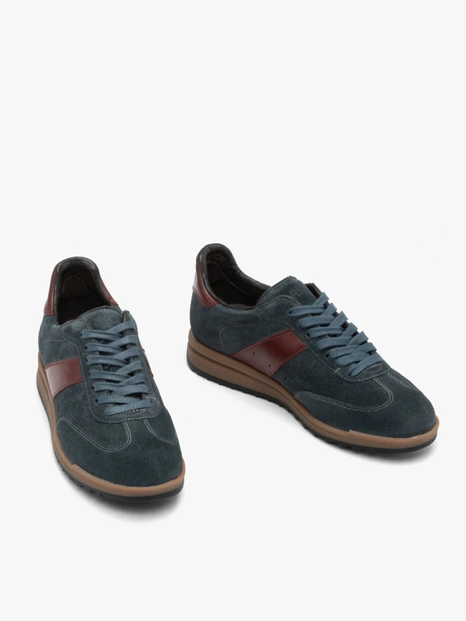 Marineblaue Sportschuhe mit burgunderroten Elementen