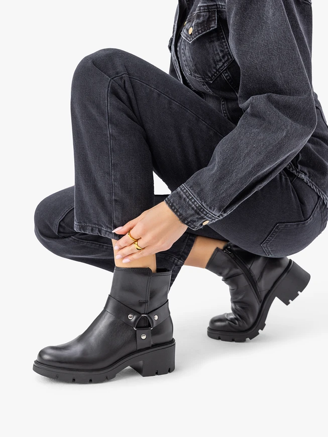 Schwarze Biker-Stiefel aus genarbtem Leder