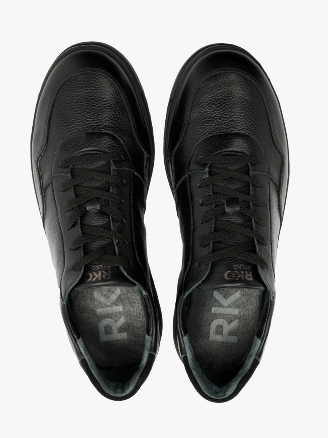 Schwarze halbe Sportschuhe
