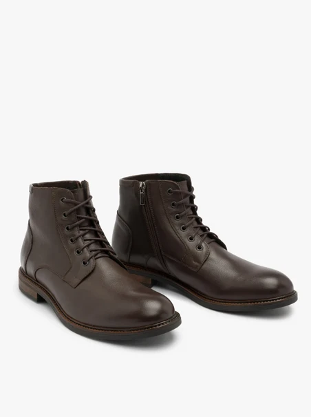 Dunkelbraune Stiefel mit Nähten auf dem Schaft