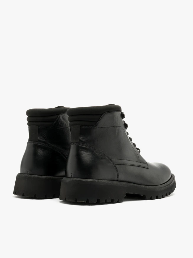 Black men’s shoes with lightweight sole
