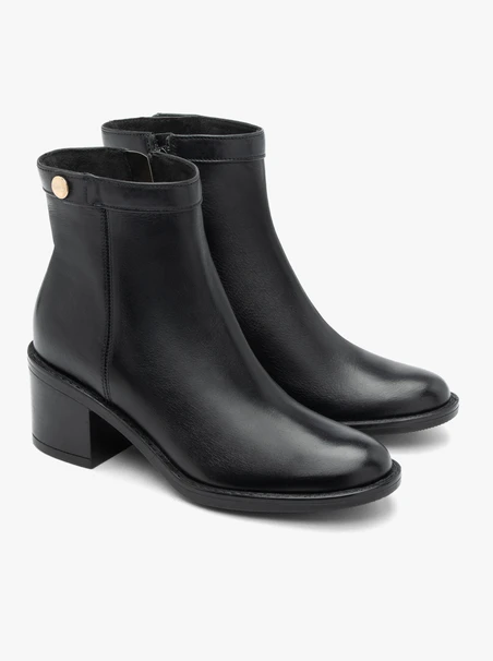 Schwarze Stiefel mit klassischem Absatz