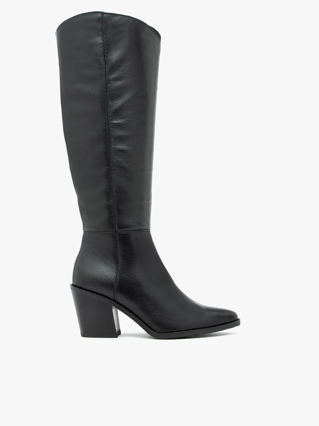 Schwarz genarbte Lederstiefel